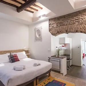 In Trastevere White Apartment